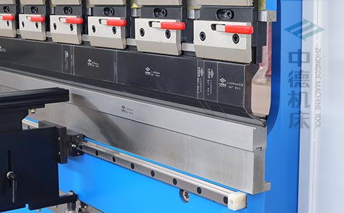 ZDPK-6325標配高精度模具快夾，換模速度快5倍，加高型模托是門業制造專業配置.jpg